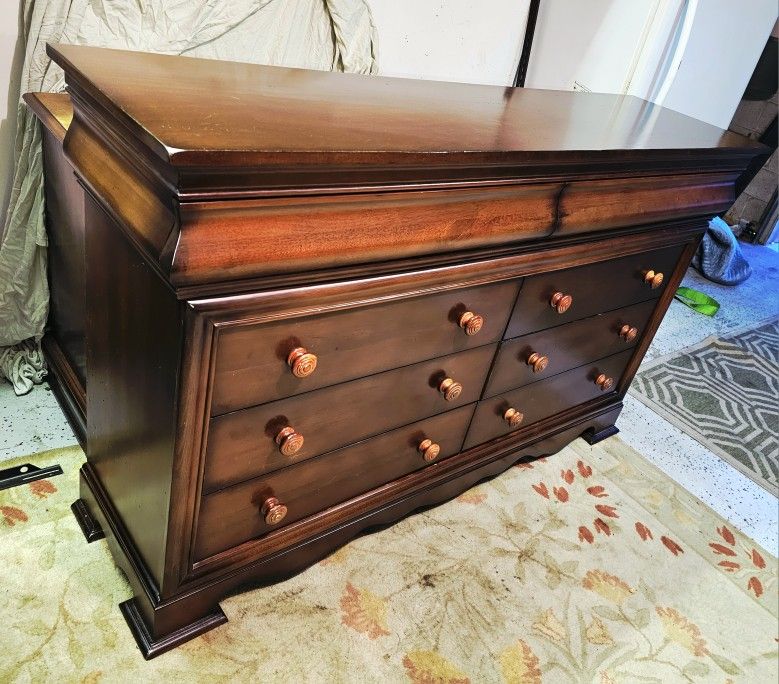 BEAUTIFUL 8 DRAWER DRESSER
