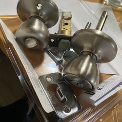 Locking Door knob - WITH THE KEY!