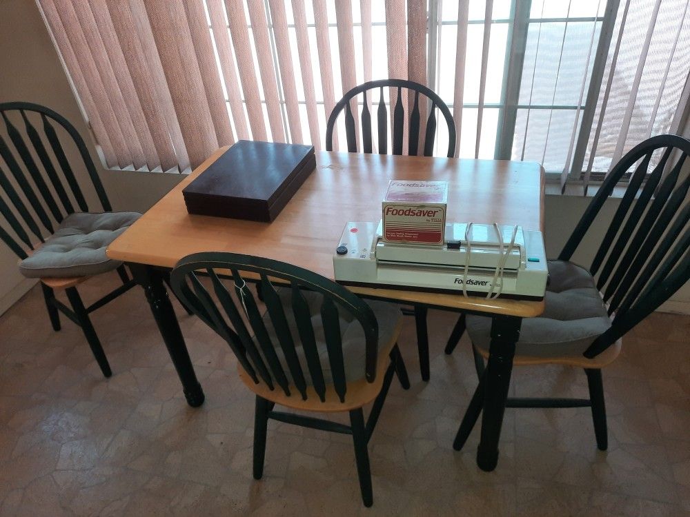 Cute Lil Dinning Table 4 Chairs