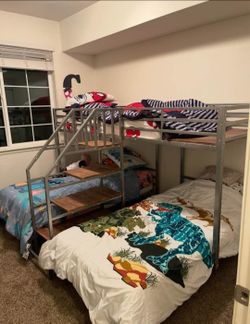 Triple bunkbed