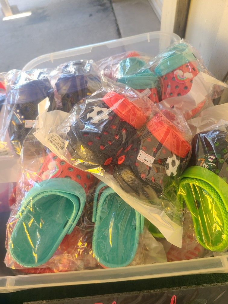Kids Croc Like Shoes With 2 Jibbits