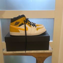 Air Jordan 1 Mid White/University Gold-Black