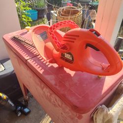 Black & Decker Electric Hedge Trimmer 17 Inc Cut Will Plug It In To Show You It Works 