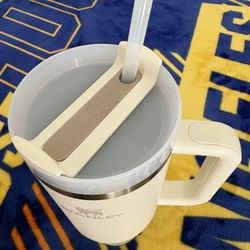 STANLEY Quencher H2.0 Tumbler 40 OZ (BRAND NEW) plus The All Day Cross-Body Carry Strap