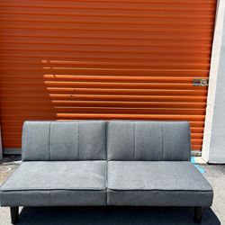 GREY FABRIC / FUTON / SLEPEER/ SOFA COUCH/ IN GREAT CONDITION/ DELIVERY NEGOTIABLE