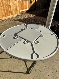 Round folding table