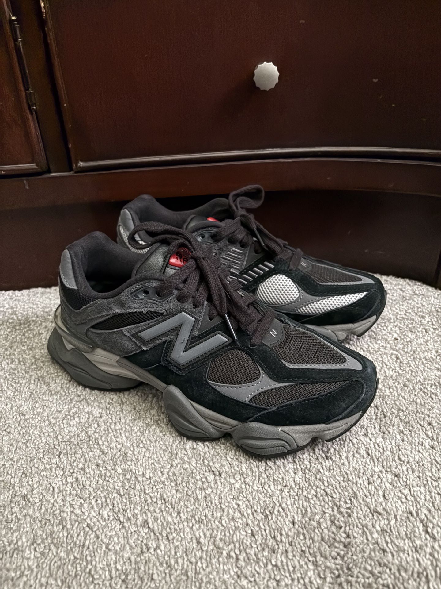 New Balance 9060 (Used) size 6.5 men / 8 women