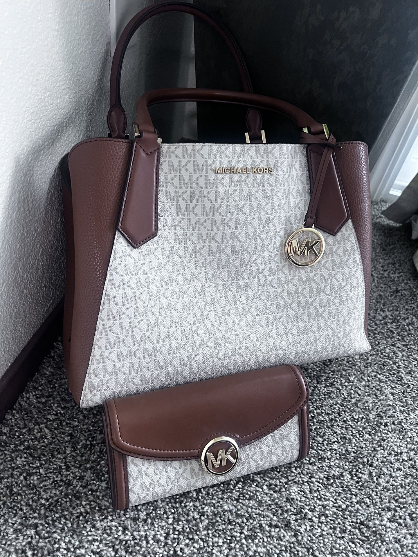 Michael Kors Handbag &Wallet (SET)