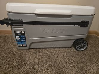Igloo Cooler With Handle and Wheels