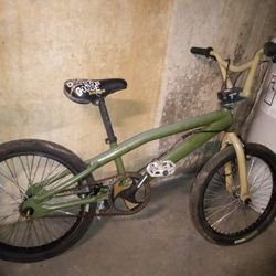 Mongoose Hoop D BMX Bike 