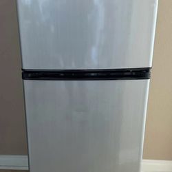 Like new!! Magic Chef 2-door medium refrigerator, 49" high by 18.5" wide, in stainless steel, excellent condition and works perfectly, for the office 