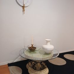 Round Coffee Table In Glass And Metal , 36"  / Mesa De Centro Redonda En Vidrio  Y Metal 36" .negociable