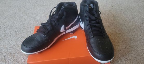 NEW men's baseball cleats, molded and metal