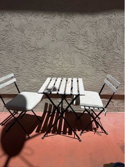 Cute outdoor table & chairs