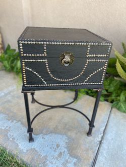 Selling a small storage box stand, metal feet and wooden box