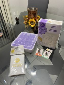 Cake decorating supplies
