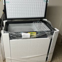 RCA FRF470-BLACK 7.0 Cu. Ft. Chest Freezer, Black 