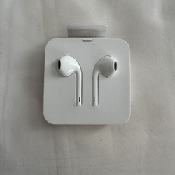 Brand New Genuine Apple Corded Earbuds With Lightning Connector