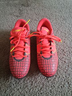 Under Armour soccer shoes for boys size 3.5