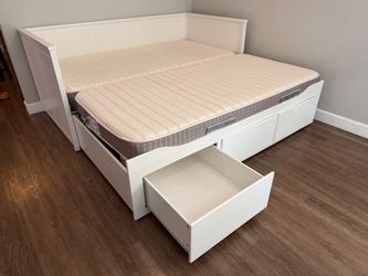 Versatile Expanding Bed with big drawers!