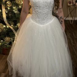 Wedding dress-never Worn/used