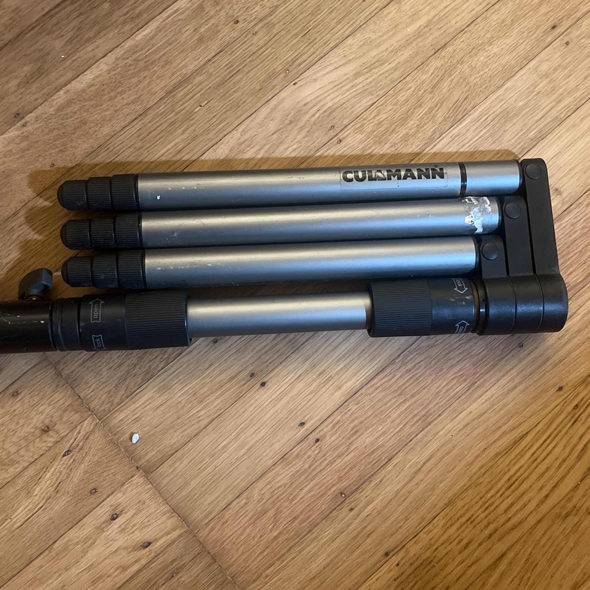 Cullmann Tripod