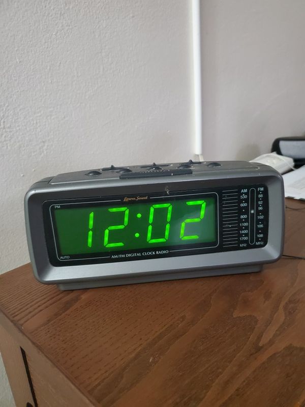 AM/FM DIGITAL CLOCK RADIO LENOX SOUND MODEL CR776 for Sale in Miami
