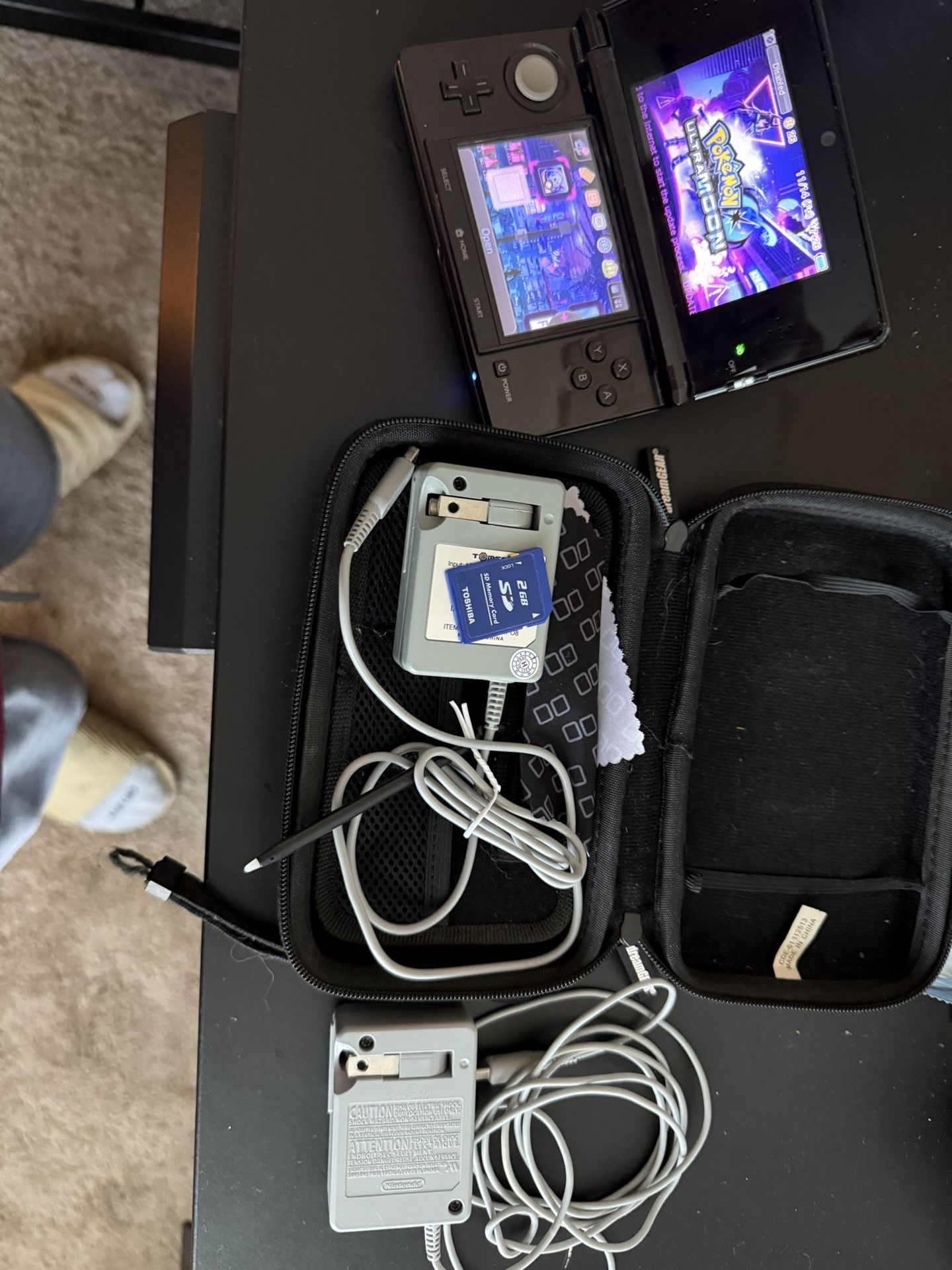 Nintendo 2ds - comes w 2gb SD