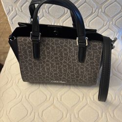 Calvin Klein Elegant Black and Gold Women's Handbag