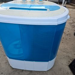 Lavadora pequeña trabaja bien