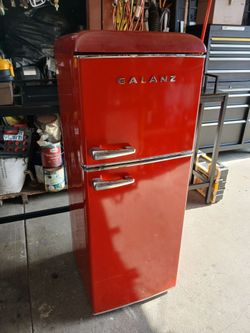Galanz RED Refrigerator Medium size New RETRO GLR76TRDER 7.6 CUFT Fridge Freezer