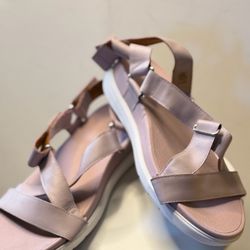 FitFlop women's leather sandals from the Loosh collection