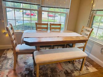 Excellent condition , Dining Table Set with 4 Cushioned Chairs and Bench, Beautiful Wooden Grain.