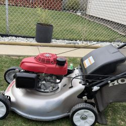 HONDA SELF PROPELLED LAWN MOWER