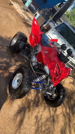Red Yamaha raptor 700r ATV