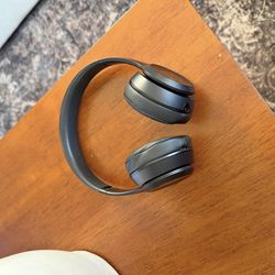 BEATS BY DRE SOLO 3s.