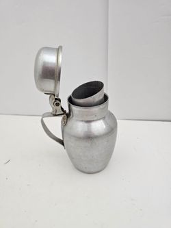 Super cool mid-century vintage aluminum syrup pitcher / creamer made by Great Northern Mfg. Co. in Chicago! ☕✨
Features a classic tankard shape and a
