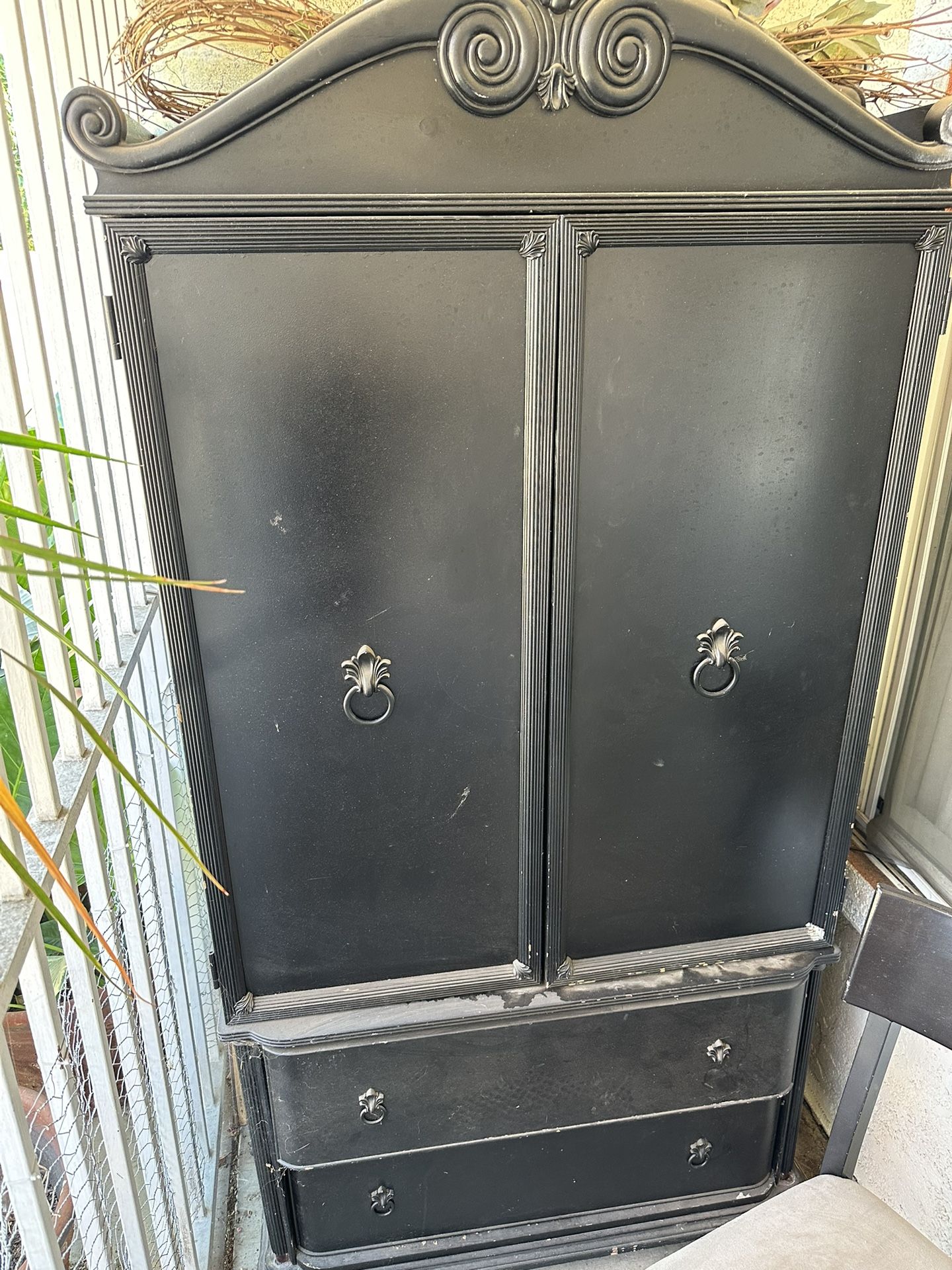 Armoire $100