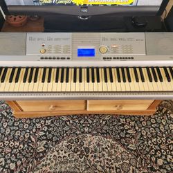 Yamaha DGX-205 76-key Portable Keyboard With Built In Speaker. 