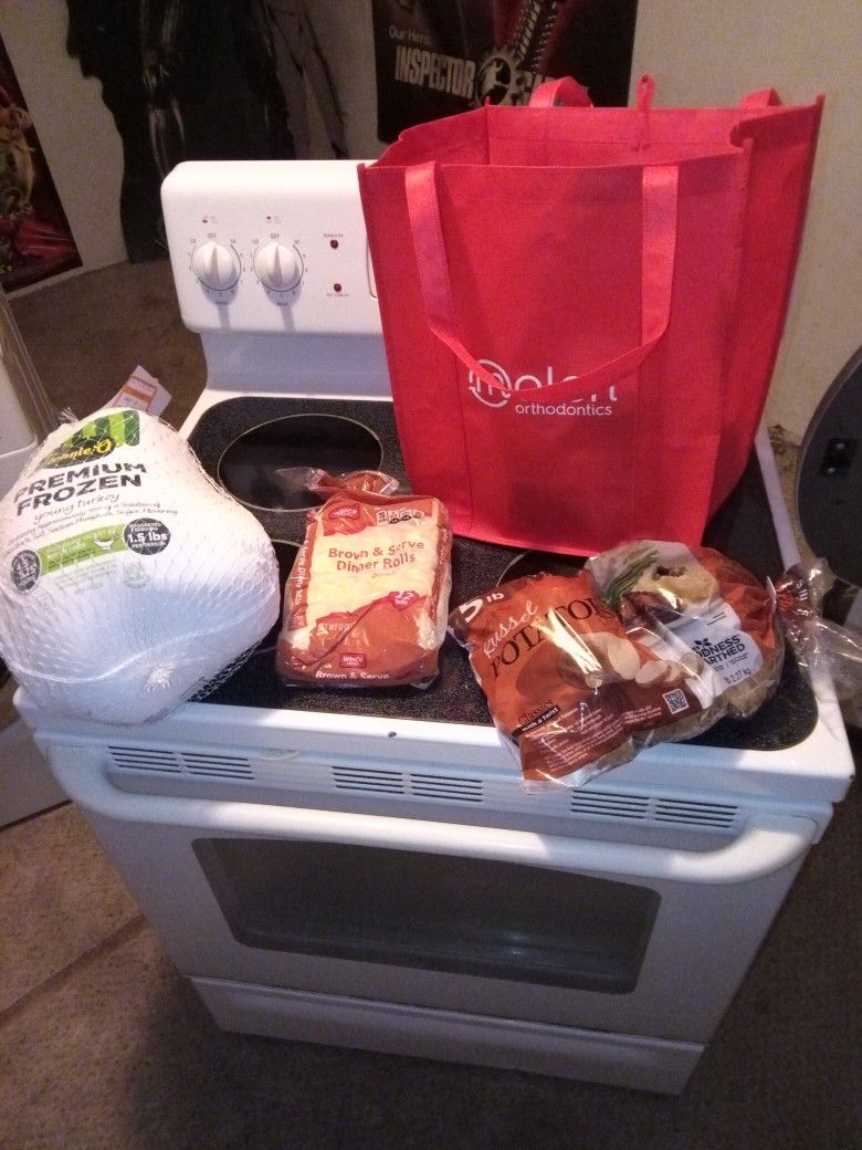 30" Ge White Self Clean Smoothtop Electric Stove/Oven With Thanksgiving 🦃 Dinner All For 95.00