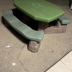Children table and bench