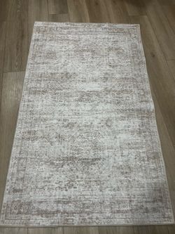 ✨NEW✨ 3x5 area rug small