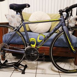 2018 Fuji Roubaix One.5 Size 53cm Shimano Tiagra 20 Speeds Like New..