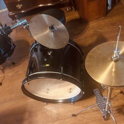Complete  Drum Set In Excellent Condition  Great For A Starter Set
