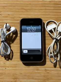 iPod A1241 With Charger And Headphones