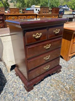 Small thomasville dresser or nightstand