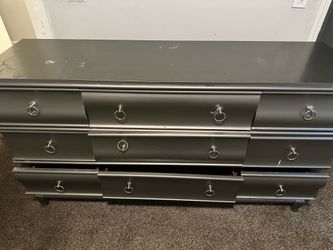 Rooms to go dresser used