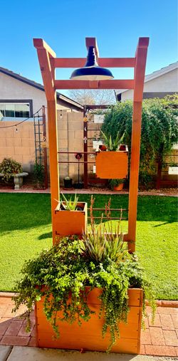Cedar Planter with Cordless Barn Style Light