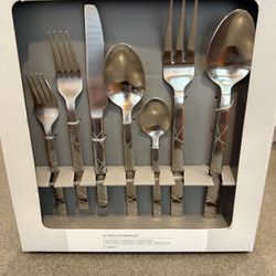 New Scott Living 42 Piece Flatware Set Please Read Post Before Messaging 