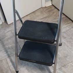 FOOT STOOL GOOD WORKING CONDITION..CLICK ON PICTURE YOU WILL GET FULL PICTURE SIZE FREE DELIVERY LOCALLY 